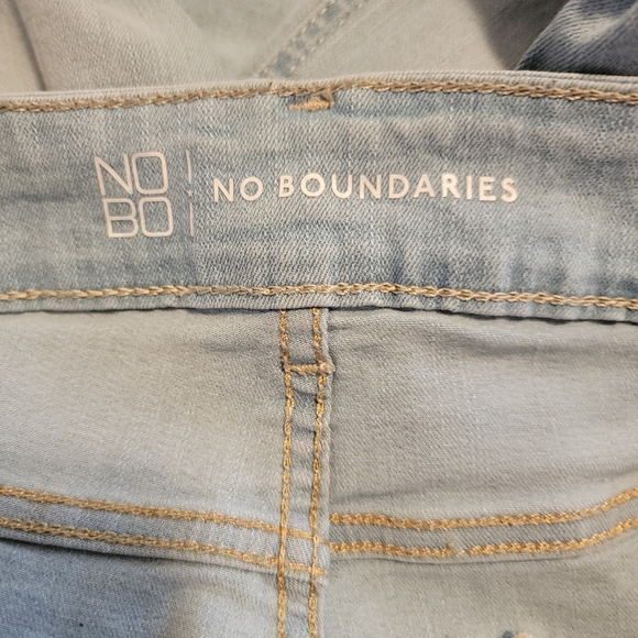 No Boundaries Light Wash Denim Straight Leg Jeans Size 17 - Picture 4 of 5